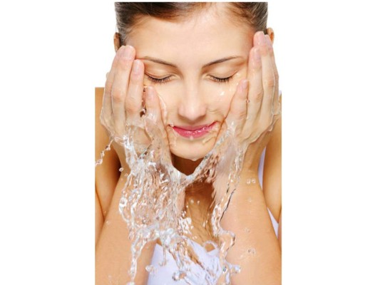1. Lávate la cara antes de dormir<br/><br/>Para que tu rostro esté radiante siempre, necesitas eliminar todo aquello que impida su libre respiración como el maquillaje, el polvo y la contaminación. Nunca te vayas a acostar sin limpiar tu cara. Si duermes con el maquillaje tu piel absorberá toda impureza. Usa Visible Difference Cleansers de Elizabeth Arden para lograr una limpieza perfecta.