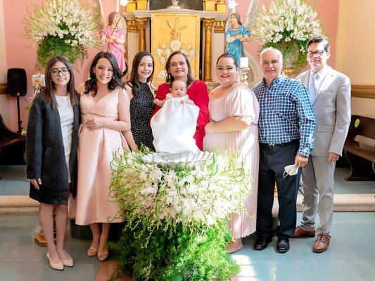 La pequeña Aitana con Nicolle Fontecha, Fabiola Matamoros, Daphne, Jacqueline, Montserrat, Gustavo y Alejandro Galeano