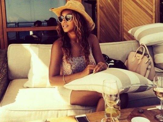 Claramente esa copa de vino no conoce lo que es la simetría. El teléfono curvo debajo de los muslos de Beyoncé tampoco.