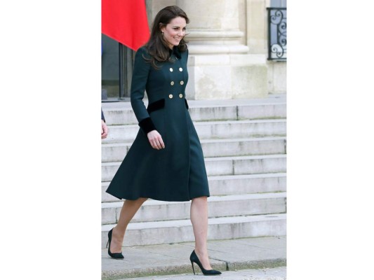 La Duquesa vistió un green coat estilo militar con detalles de terciopelo en solapas mangas y bolsillos, botones dorados combinados con un sombrero sobrio elegante de una de sus diseñadoras preferidas Catherine Walker