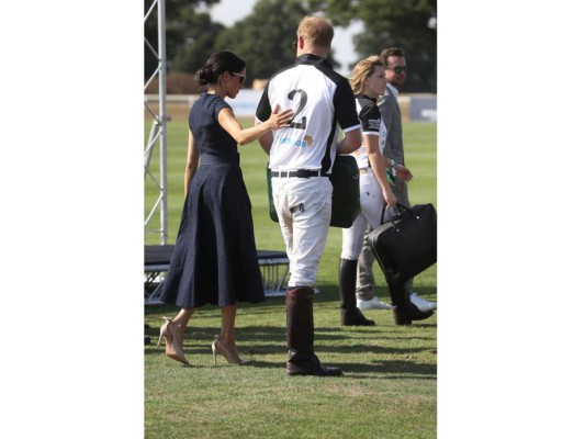 Meghan Markle y el Príncipe Harry se besan tras su victoria en el polo