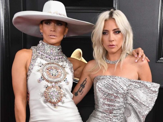 JLo y Lady Gaga posaron juntas en la alfombra roja de los premios Grammy