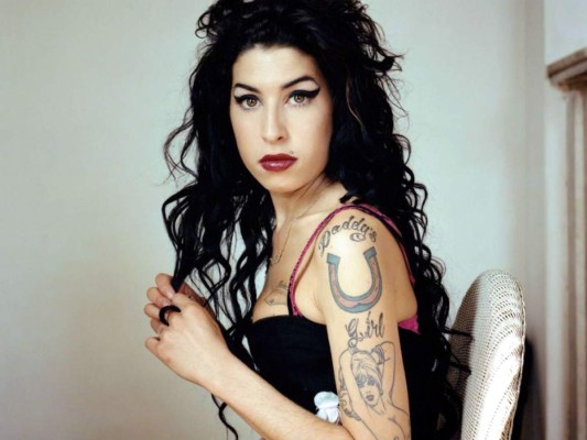 La cantante británica Amy Winehouse, de 27 años, fue encontrada muerta en su piso del norte de Londres, era alcohólica y drogadicta fue una de las hipótesis sobre su muerte.