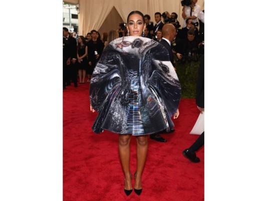 Solange Knowles en la Met Gala de 2015 by Giles Deacon