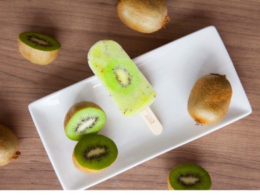 Cómo preparar paletas de kiwi y jengibre