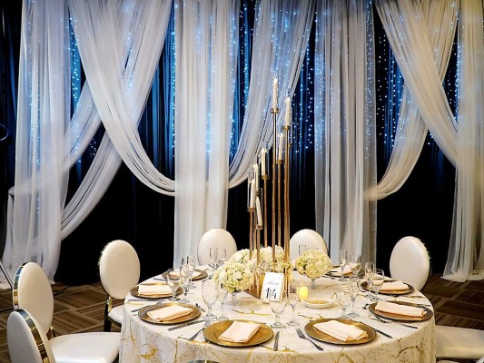 El tema de la decoración era moderno , con el color negro de fondo, el cual dio por resultado un esquema muy elegante.