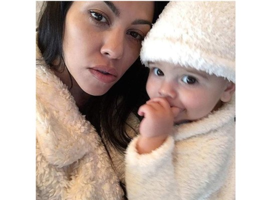 Kourtney Kardashian junto a su hijo Reign en Thanksgiving