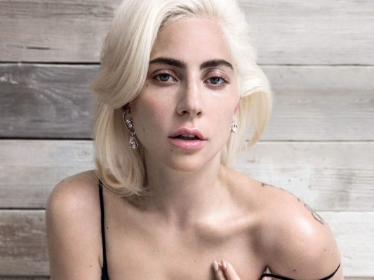 Lady Gaga, cantante, compositora, productora, bailarina, actriz, activista y diseñadora de moda estadounidense y recientemente ganadora del Oscar. Víctima de abuso de acoso apoya a diferentes organizaciones en la búsqueda de igualdad y mejores condiciones laborales para las mujeres al rededor del mundo