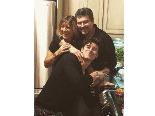 Shawn Mendes acompañado de sus padres