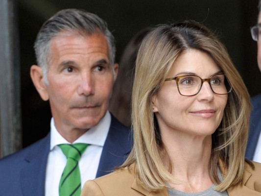 Lori Loughlin y Mossimo Giannulli se declaran culpables por soborno a universidad