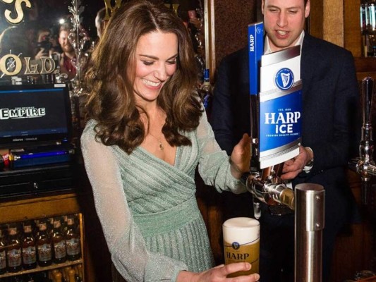 Kate Middleton se escapa a bar para reunirse con otras mamás