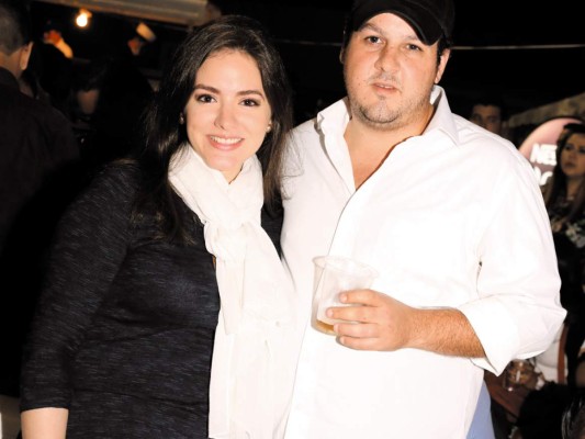 Momo Lacayo y acompañante
