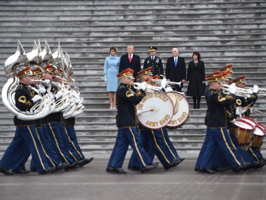 El mandatario Donald Trump, la primera dama Melania Trump, el general Bradley Becker, el vice presidente Mike Pence y su esposa Karen en el desfile y revisión de tropas en el East Front del Capitolio