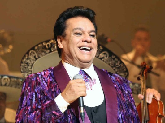 Ell 'Divo de Juárez', Juan Gabriel, dicen que había fingido su muerte y que su amigo Ricardo González dijera que se podría encontrar en las Bahamas para evitar la explotación de sus hijos.