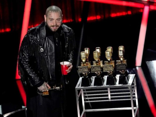 ¡Post Malone se convierte en el mayor ganador de la noche! El artista se llevó el último premio de la noche a Mejor Artista. En total se ganó nueve estatuillas.