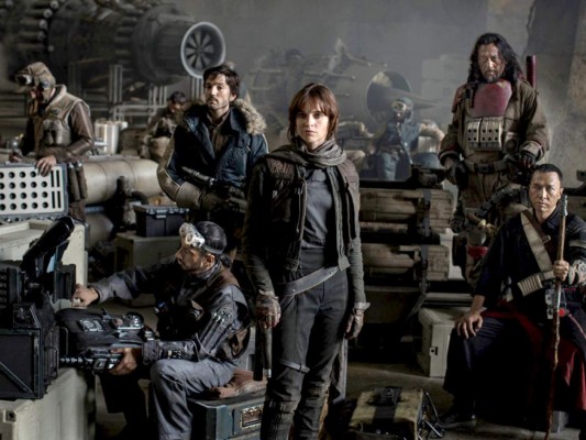 Rogue One es una historia completamente independiente de la saga y no se centra para nada en la familia Skywalker sino que presenta nuevos e interesantes personajes, entre ellos el Capitán Cassian Andor, interpretado por Diego Luna.