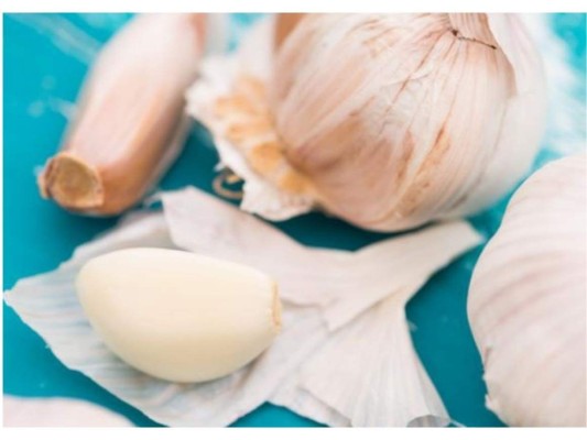 3. Ajo molido<br/>Sirve para eliminar los hongos en las uñas y de los pies. Debes moler 5 dientes y después poner la pasta sobre la zona afectada por 15 minutos. Repite por 4 semanas consecutivas o hasta que veas resultados.<br/>