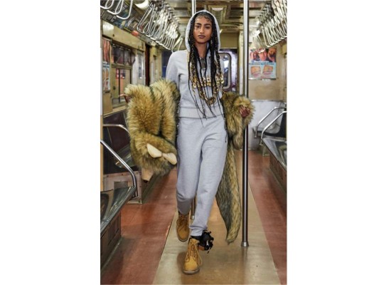 Moschino presentó su colección pre-fall 2020 en un vagón del metro de Nueva York