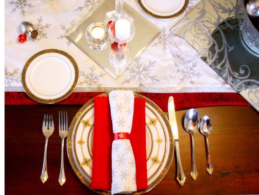 Los cubiertos, si es una cena en tu casa puedes obviar las formalidades, pero siempre recuerda que los tenedores van a la izquierda y las cucharas junto con los cuchillos a la derecha<br/>