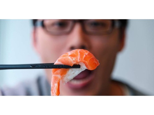 6. Se come con las manos y de un solo bocado: aunque no lo creas el sushi debe comerse con las manos y de un solo bocado. Para la única pieza que necesitas la ayuda de los palillos es para el sashimi.