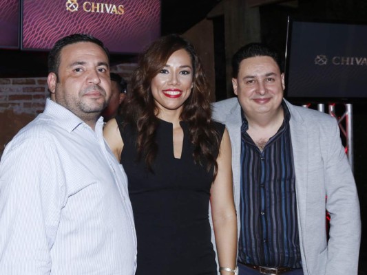 Carlos Rubí, Marcia Pineda y Warren Prado. ejecutivos de Chicas Regal, en la presentación de la nueva image.