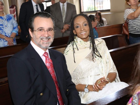 Javier y Viviana Guevara bautizan a su hija Ariana Sofía