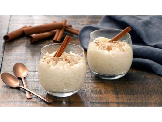 Arroz con leche: Este delicioso postre, además de ayudarte a mantener caliente tu alma, también es una maravillosa bebida energética ideal para tomarla desde la mañana y empezar tu día con mucho ánimo.