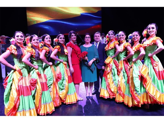 Ballet Folklórico de Antioquia, Lina Jaramillo, embajadora Victoria González Ariza y Gustavo Uribe (fotos: Hector Hernández)