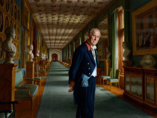 Cuando el príncipe muera, las banderas de los lugares oficiales se bajarán a media asta, menos la del Palacio de Buckingham, esta solo se bajará cuando fallezca la reina.