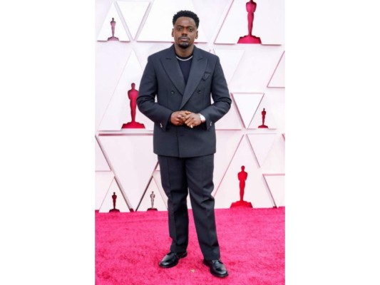Daniel Kaluuya<br/>Esta estrella de cine llegó imponente de negro en su esmoquin Bottega Veneta.