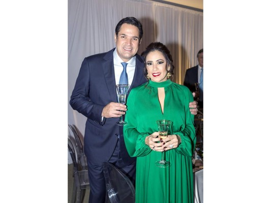 Así disfrutaron los novios José Eduardo Tinoco y Giselle Rojas su boda civil