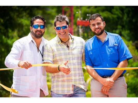 El gerente del Paradise Beach Hotel Emilio Maldonado, El creador del concepto del Sky Swing, Federico Brendel y el alcalde de Roatán Dino Silvestri (fotografías: Eduardo Moradel)