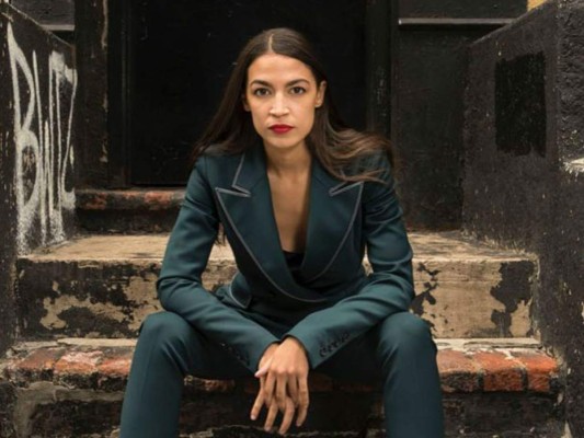 Alexandria Ocasio se ha hecho bastante popular por su vida política, ella es progresista y miembro de socialistas democráticos de América, es defensora de la sanidad universal y del programa de trabajo Jobs Guarante.