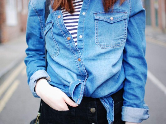 In the navy. Anudada y con un top a rayas azules para un navy look moderno