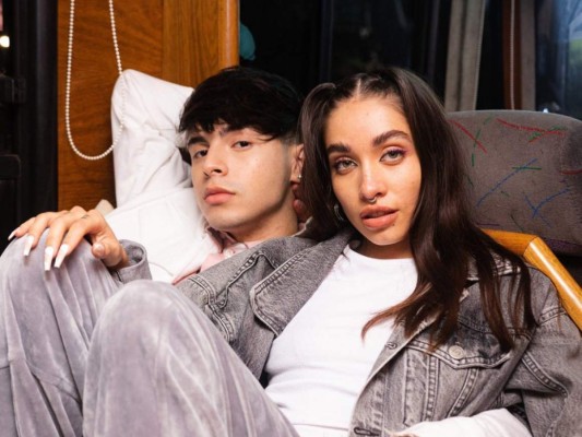 María Becerra y Rusher King: se conocieron en 2019 en un campamento de música, lo que les permitió colaborar en dos canciones ''Antes de Ti'' y ''Confiésalo'' sin embargo en 2021 María compartió en su cuenta oficial de Twitter el anuncio de su ruptura.<br/>