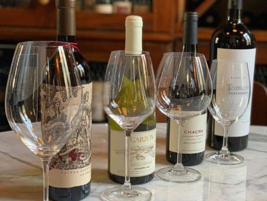 Cata de vinos o cervezas del mundo<br/>¡Si no lo han hecho! Se puede convertir en una noche loca pero divertida con un ambiente de buena música, mientras experimentan la cantidad de sabores de vinos o cervezas, o bueno, de ambos. Se puede comenzar por una de tipo Parejas o Cata prima. La primera consiste en elegir tres tipos de vino y dos marcas diferentes para comparar entre ellas. En la cerveza será más fácil. Las catas primas, en cambio, se refieren a elegir una gran variedad de diferentes estilos.