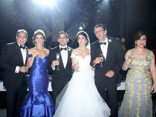 Los recién casados Gabriel y Valeria junto a sus padres Omar y Suyapa Monterroso e Issa y Wafa Zgheibra, durante el brindis.