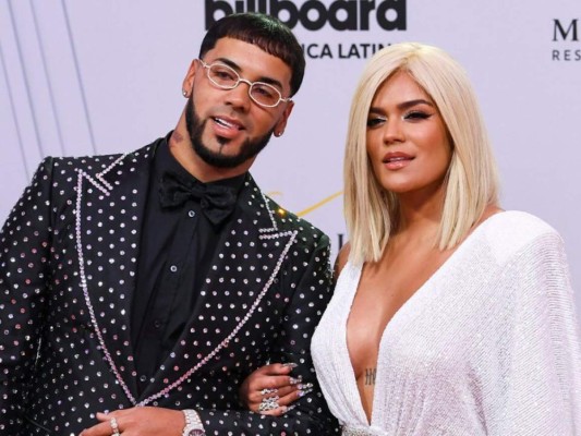 Karol G y Anuel AA: el tema “Culpables” abrió paso a la relación entre esta pareja que confirmó su noviazgo en 2018. Sin embargo a lo largo de sus relación crearon otros temas entre los que destacan ''Secreto'', ''Dices que te Vas'', ''Follow'' y otros temas como ''China'' y ''Location'' en las que colaboraron con otros artistas. En 2021 los artistas de música urbana confirmaron que habían puesto fin a su relación ¿Volverán a hacer música juntos?
