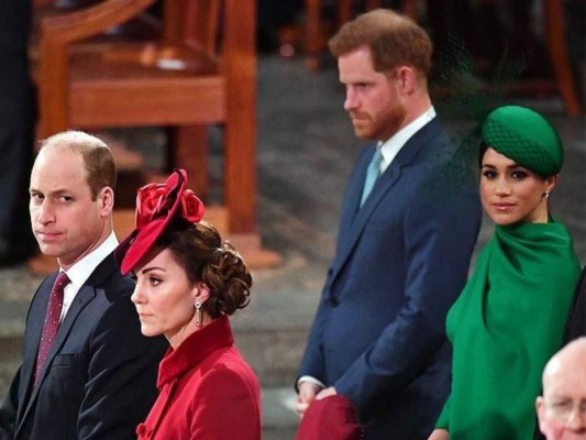18. El último encuentro en público del príncipe William y Kate Middleton con Meghan y Harry fue sumamente comentado por la supuesta frialdad con la que Meghan fue tratada, pero especialmente por la falta de contacto ocular entre ambas, Kate y Meghan. Los múltiples momentos bochornosos que hubo entre ambas son examinados detenidamente en el libro.
