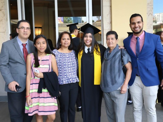 Firma de acta de Lincoln School generación 2017