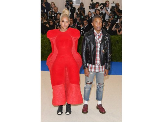 Helen Lasichanh en Comme des Garçons