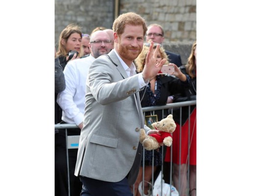 Harry y William saludan a la multitud afuera del Castillo de Windsor