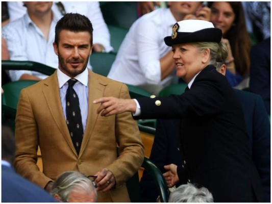 1.El ex futbolista llegó con mucha energía que se tomo el tiempo de platicar con una mujer que era parte del personal de Wimbledon mientras está lo ubicaba en su asiento