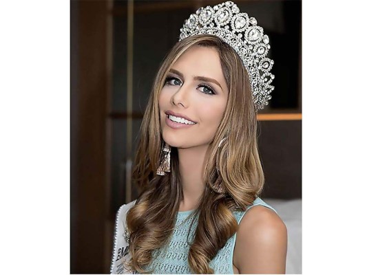 Angela Ponce de España, 27 Años