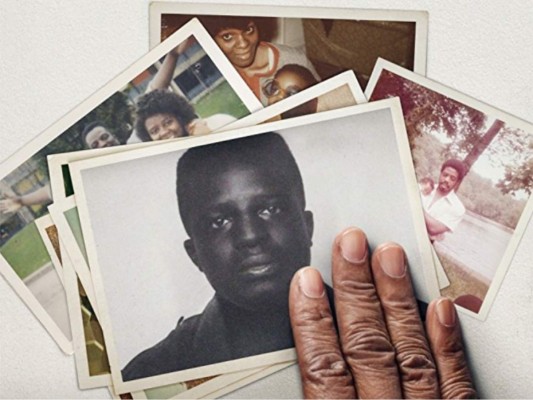 4. Strong Island<br/><br/>Es una película-documental estadounidense sobre el verdadero crimen de 2017dirigida por Yance Ford. La película se centra en el asesinato del hermano de Ford, William, un maestro afroamericano de 24 años en Nueva York, quien fue asesinado por Mark P. Reilly, un mecánico de taller blanco de 19 años. Un gran jurado de blancos en el condado de Suffolk se negó a acusar a su asesino, quien se defendió en defensa propia.<br/>