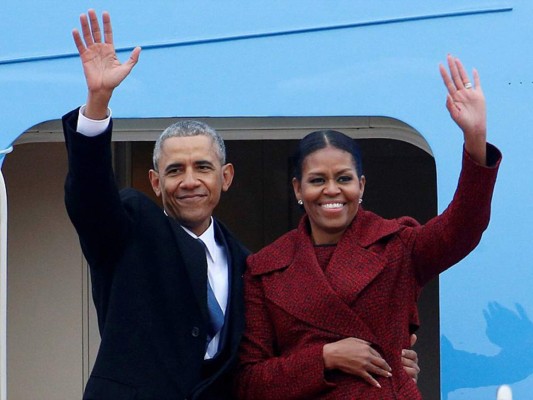 Barack y Michelle Obama se despiden del público antes de partir en el Marine One rumbo a California, donde disfrutarán unas vacaciones