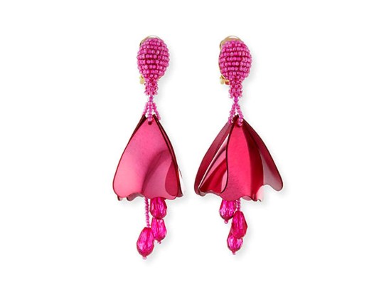 Aretes colgantes inspirados en las flores, su parte superior ovalada con cuentas, gotas de borla y pétalos en capas crean una silueta floral en 3D by Oscar de la Renta