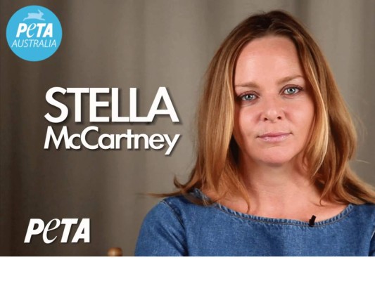 Stella no usa piel en ninguno de sus diseños, es vegetariana y apoya a PETA