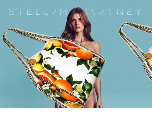 Sus líneas de bolsos veganos libres de cuero animal, son unos de los más cotizados en el mundo