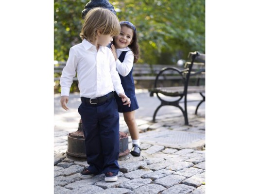 3. Presta mucha atención a lo que publicas de tus hijos. Estamos muy orgullosas de nuestros hijos y queremos mostrarles a todos cuán grandes y lindos están. Eso es válido, pero cuando se trata de niños, debemos ser aún más cuidadosas. Nunca publiques el nombre de su escuela, ni dónde realizan sus actividades extra-escolares. Tampoco publiques fotos que, aunque a ti te parezcan tiernas, puedan avergonzarlos.